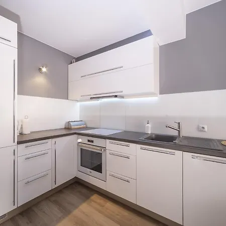 Appartamento Secret Garden 150 M From The By Renters